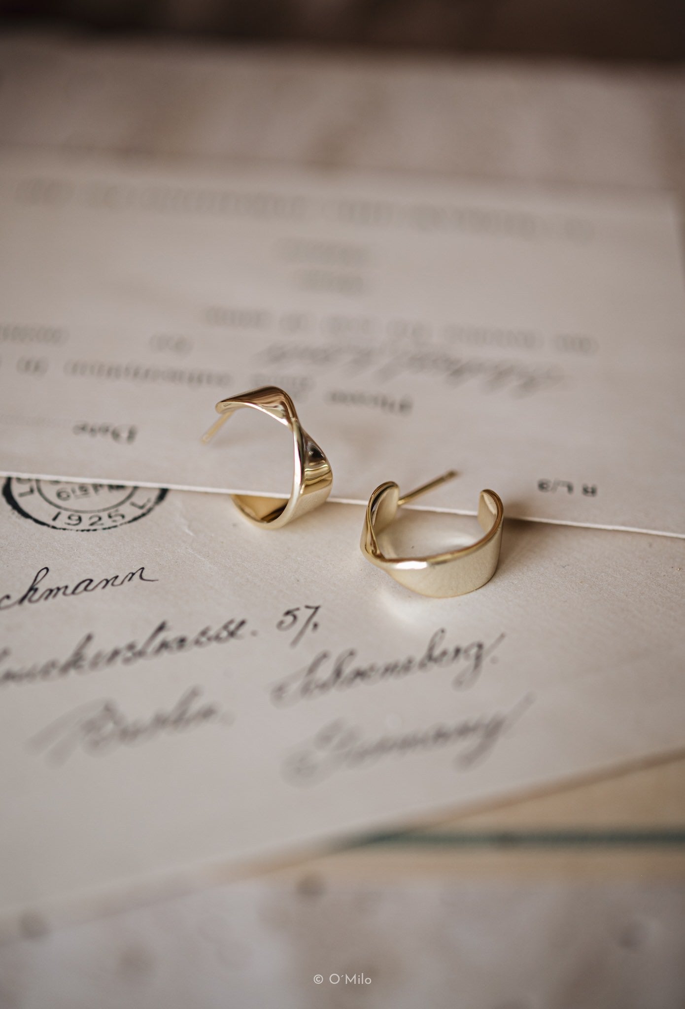 Formgefaltete Creolen. Bella