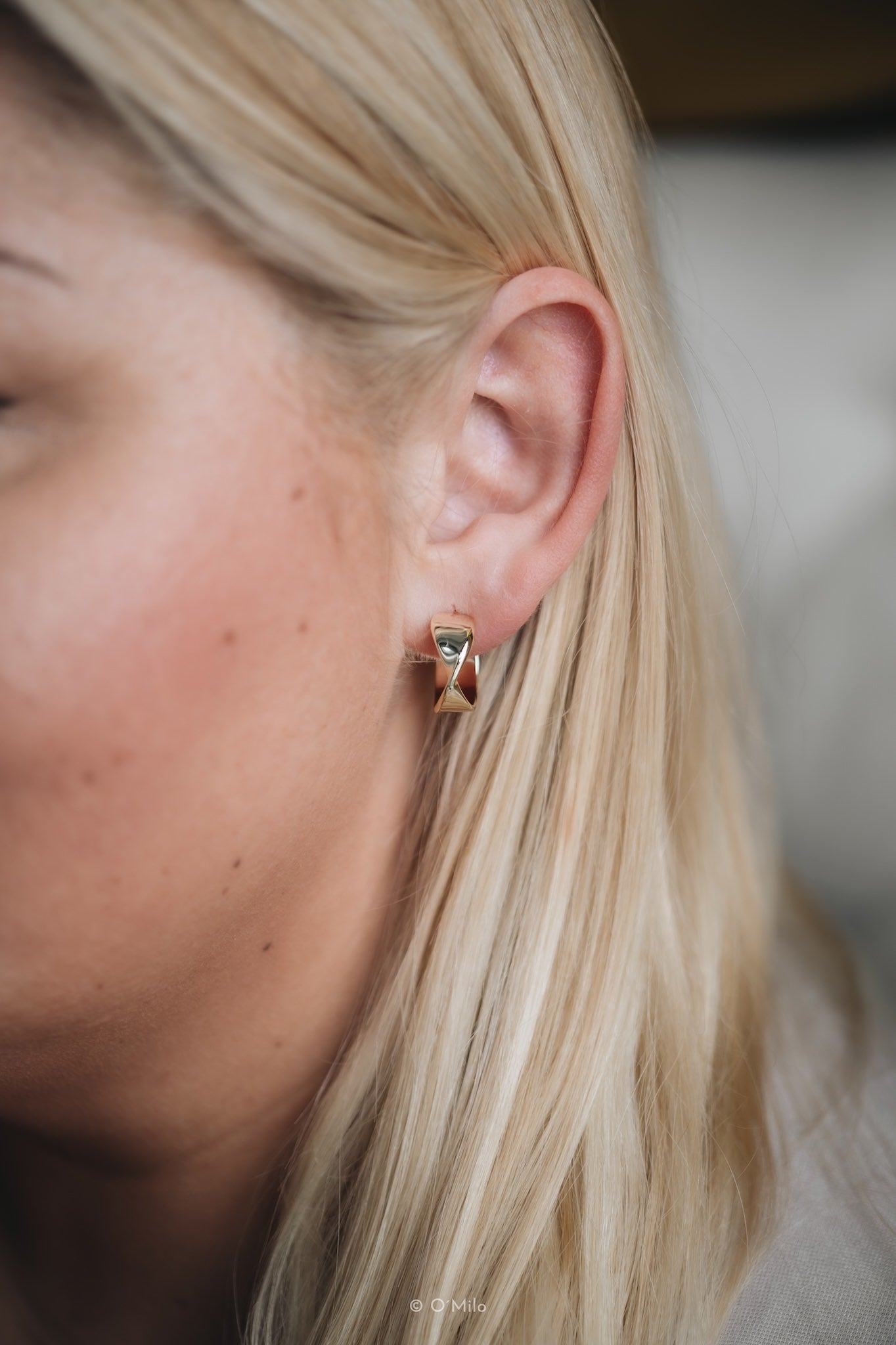 Formgefaltete Creolen. Bella