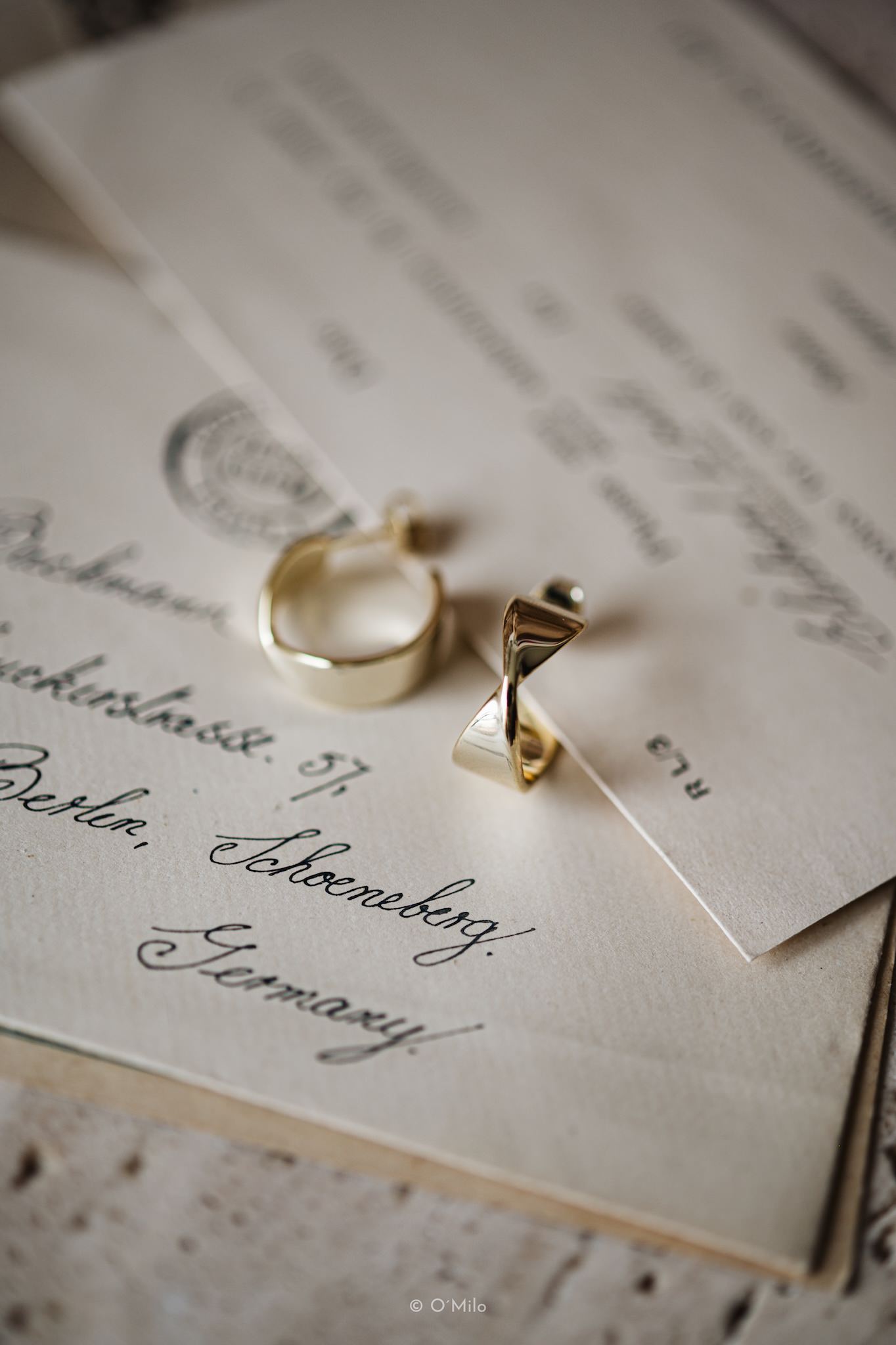 Formgefaltete Creolen. Bella